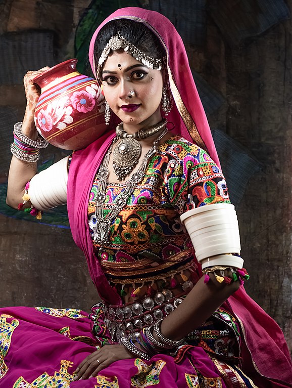 Rajasthani girl in traditional dress at Samode Palace, Samode, Rajasthan,  India Stock Photo - Alamy