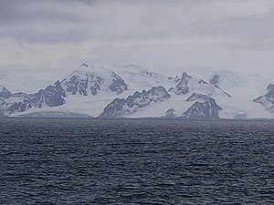 Utsikt från Bransfield Street till Ziezi Peak med Viskyar Ridge (vänster) och Kormesiy Peak (höger)