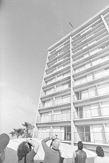 A stunt for the show being performed by Wonder Woman stunt-double, Kitty O'Neil. "Wonder Woman" stuntwoman Kitty O'Neil leaping off Valley Hilton in Sherman Oaks, Calif., 1979 (cropped).jpg