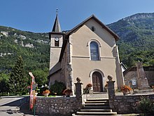 Église située au chef-lieu.