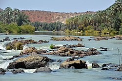 Řeka Kunene River, vodopády Epupa Falls - Namibie, Angola - panoramio.jpg