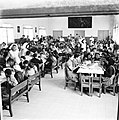 ארוחה מוגשת על ידי התורנים בחדר האוכל של בית הספר ביאליק בתל אביב, 1941