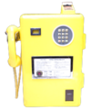 日本電信電話公社 673-P 黄色公衆電話機。1975年から1995年のNTTによる黄色電話の廃止まで、主に公衆電話ボックス内に設置されていた。