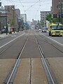 末広町停留場付近に設けられた渡り線を、函館市北方民族資料館前の横断歩道から撮影（2017年5月）