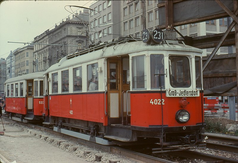 File:031R30000977 Typ M 4022, Typ m3 5376, Linie 231, Ringturm Schottenring Sept. 1977.jpg