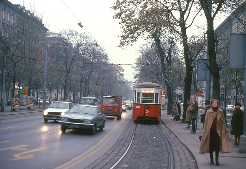 File:062L36311079 Typ b 1499, Linie 71, Ring - Schwarzenbergplatz, Einziehfahrt zur Remise Erdberg 31. 10. 1979.jpg