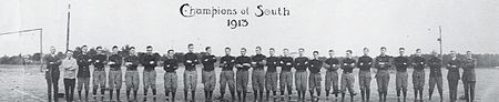 Imagem em preto e branco ilustrando os jogadores de futebol americano da Auburn University de 1913 em seus uniformes.