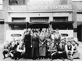 1919 Willard Service Station for battery-powered automobiles and employees of the Washington Battery Co., 1623 L Street N.W., Washington, D.C. 1919 Willard Service Station for battery-powered automobiles - Employees of the Washington Battery Co., 1623 L Street N.W., Washington, D.C. - National Photo Co. LCCN92520374 (cropped).jpg