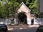 Portal de entrada del cementerio en Stubenrauchstrasse