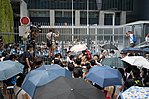 手持雨傘聚集在「公民廣場」欄杆外的聲援民眾。