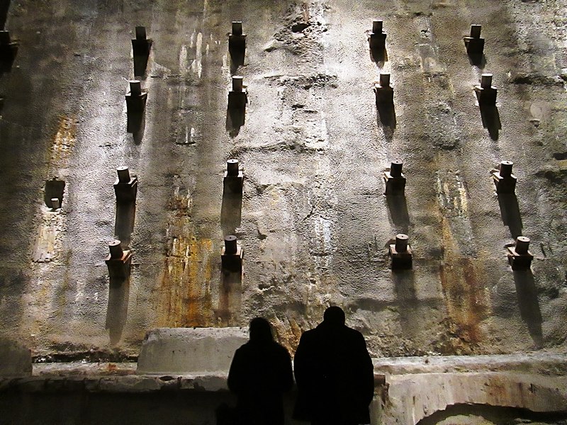 File:2016 9-11 Museum portion of bathtub slurry wall with viewers.jpg