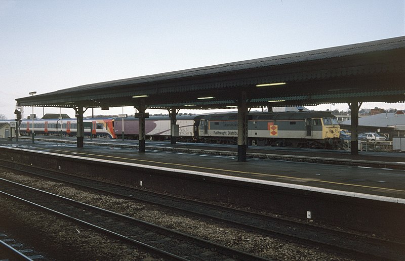 File:47348 with a new Class 458 unit working Birmingham Alstom to Wimbledon Park Depot passes Reading on 03 March 2000.jpg