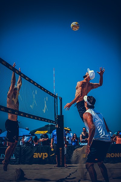 File:AVP manhattan beach 2017 (35940780213).jpg