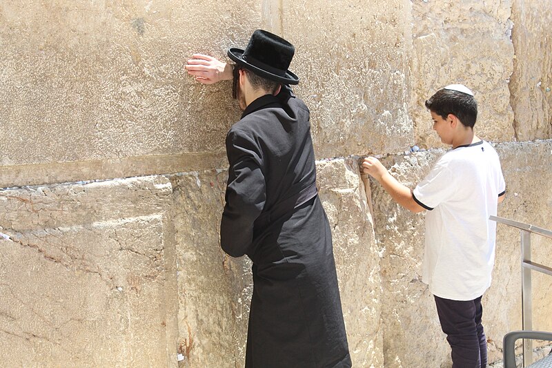 File:A man and a child near Western Wall in Jerusalem.jpg