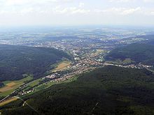 Luftaufnahme des Stadtbezirks Unterkochen (teilweise verdeckt im Hintergrund die Kernstadt) mit gut erkennbarer Aalener Bucht (hinten)