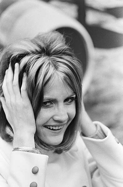 File:Aankomst zangeres Sandie Shaw op Schiphol, Bestanddeelnr 920-0372.jpg