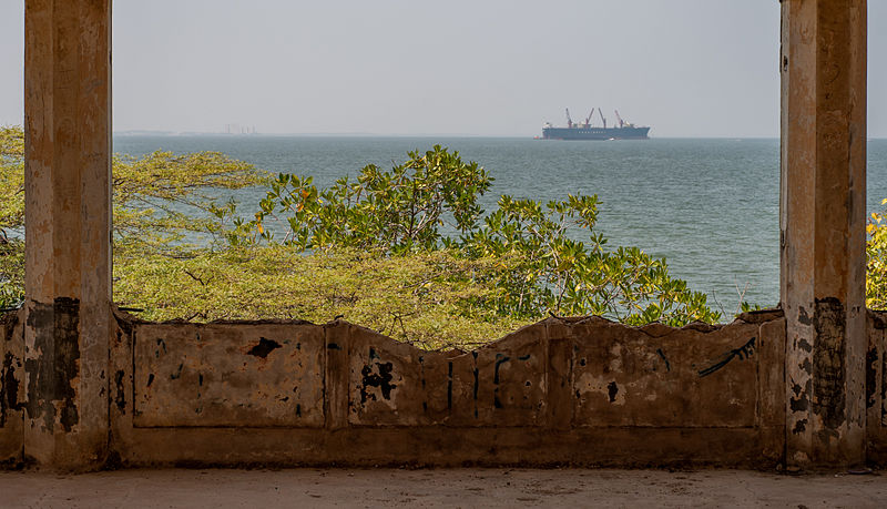 File:Abandoned House and Lake Maracaibo in the Ports of Altagracia.jpg