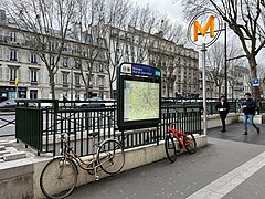 L'une des bouches d'accès à la station.