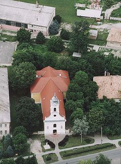 Aerfoto pri Preĝejo Vizito de Maria en Adony