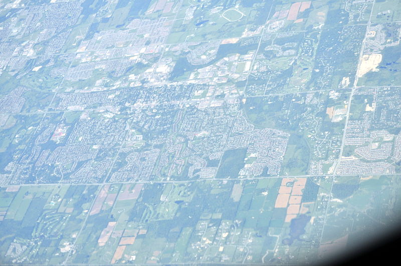 File:Aerial - eastern Newmarket, Ontario from west 01 - white balanced (9656505423).jpg