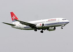 Boeing 737-300 de Air Malta, ya retirado de la flota, aterrizando en el Aeropuerto de Londres-Gawick en 2004.