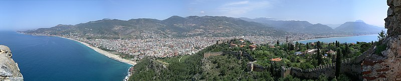 Изглед от град Алания, близо до известния курортен град Анталия