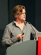 English: Alex McDowell at FMX 2012. (Haus der Wirtschaft, Stuttgart, Germany) Deutsch: Alex McDowell auf der FMX 2012. (Haus der Wirtschaft in Stuttgart)