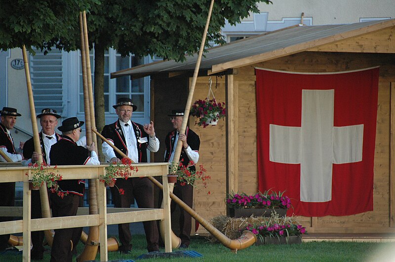 File:Alphorn.jpg