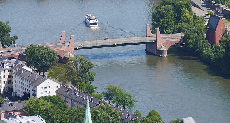 File:Alte-Bruecke-Frankfurt-am-Main-2018-Ffm-10052 (2) (cropped).jpg