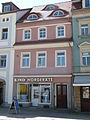 Wohnhaus mit Laden (originale Front) in geschlossener Bebauung