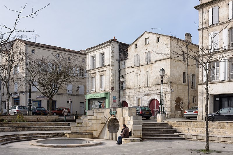 File:Angouleme place du Palet.jpg