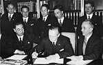 Japans ambassadör i Nazityskland Kintomo Mushakoji och Nazitysklands utrikesminister Joachim von Ribbentrop undertecknar Antikominternpakten.