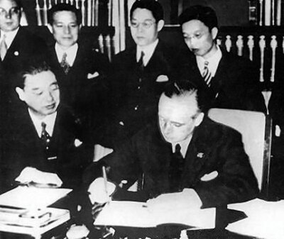 Ribbentrop and the Japanese ambassador to Germany, Kintomo Mushakoji, sign the Anti-Comintern Pact on 25 November 1936