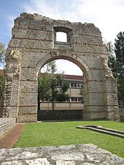 L'« arc de Diane », vestige des thermes romains de Divona Cadurcorum.