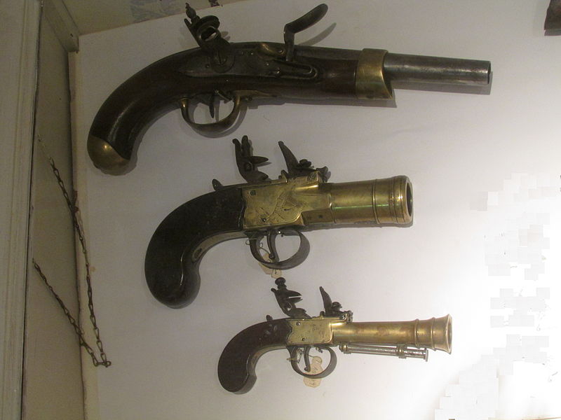 File:Armas expuestas en el Museo Pampeano.JPG