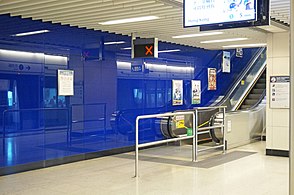 由於人流較少，此站部分扶手電梯暫停使用（2020年6月）