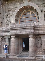 Ingresso alla Grotta 19, Grotte di Ajanta, fine del V secolo, anch'esso con quattro zone che utilizzano il motivo "arco chaitya"