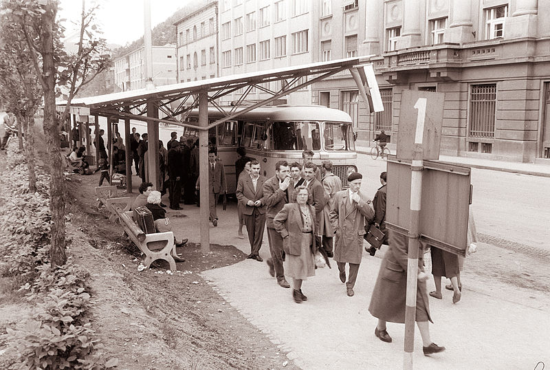 File:Avtobusna postaja v Ulici XIV. divizije 1961 (1).jpg