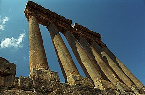 Świątynia Jowisza, spojrzenie z dołu na stojące kolumny