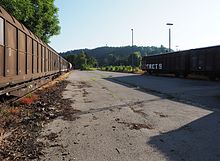 Ladestraße zwischen Gütergleisen nördlich des Empfangsgebäudes (2014)