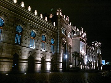 O edifício da estação nas luzes da iluminação