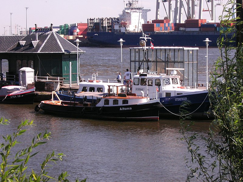 File:Barkasse und Zollboot - panoramio.jpg