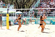 Deutsch: Beachvolleyball bei den Olympischen Jugendspielen 2018; Tag 9, 15. Oktober 2018; Mädchen, Viertelfinale: USA-Spanien 2–1 (21–19/17–21/15–9) English: Beach volleyball at the 2018 Summer Youth Olympics at 15 October 2018 – Girls Quarterfinals: USA-Spain 2–1 (21–19/17–21/15–9)