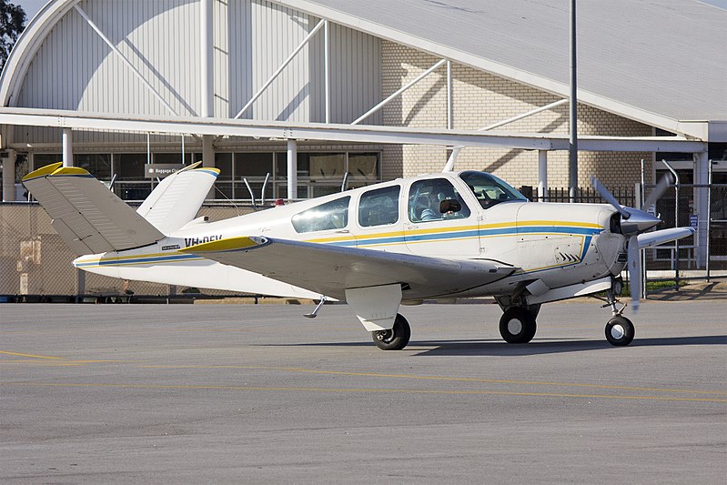 File:Beech V35 Bonanza (VH-DEV) taxiing at Wagga Wagga Airport 1.jpg