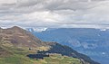 Uitzicht vanaf de bergkam. Er is veel regen opkomst.