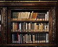Biblioteca marucelliana, sala di consultazione, scaffalatura del xvii secolo riadattata dalla bibl. palatina di palazzo pitti, 10.jpg