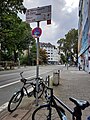 wikimedia_commons=File:Bilk_-_Radwegweiser_Aachener_Straße,_Karolingerstraße_NO.jpg