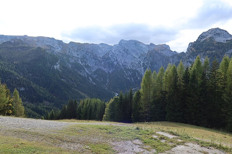 File:Blick auf das Karwendel vom Alpengasthof Karwendel aus 2023-10-19.jpg