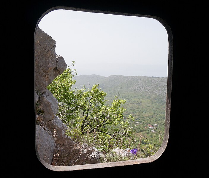 File:Blick aus einem ehemaligen Schützengraben in das Tal von Vinodol, Kroatien.jpg