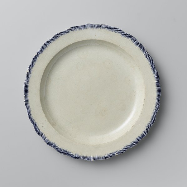 File:Bord van hardgebakken aardewerk, creamware., BK-NM-14235.jpg